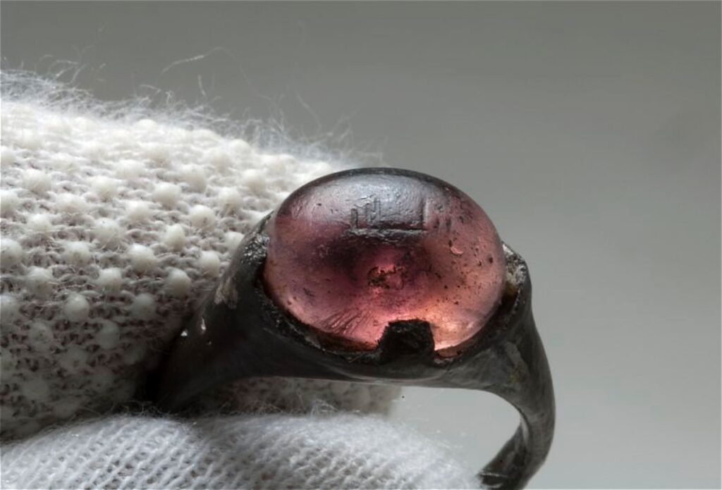 150319134054-arabic-finger-ring-viking1